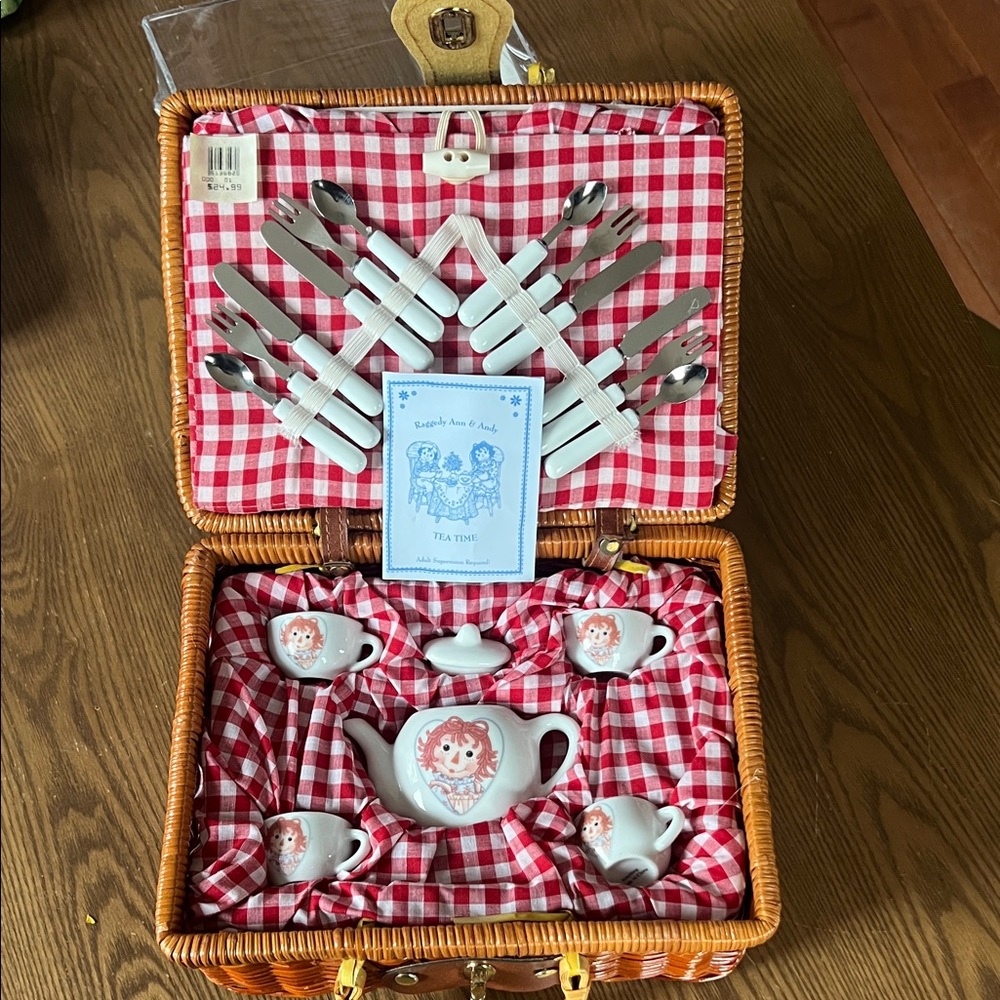 Mint condition vintage Raggedy Ann and Andy tea set wicker carrying case